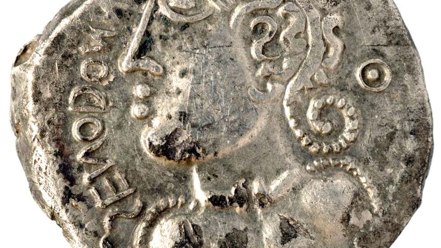 Monnaie d’argent gauloise, imitant l'iconographie romaine. Profil de guerrier celte avec nattes et torque