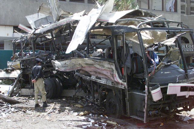 Les restes du bus de la DCN, cible d’un attentat qui a tué 11 salariés de la DCN