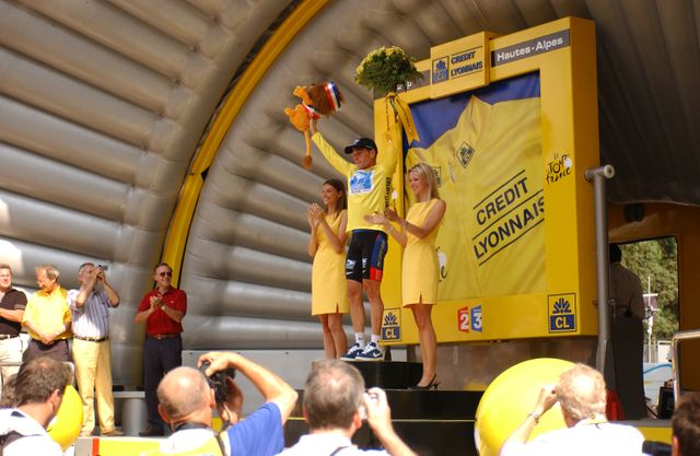 Lance Amstrong sur un podium, 2003