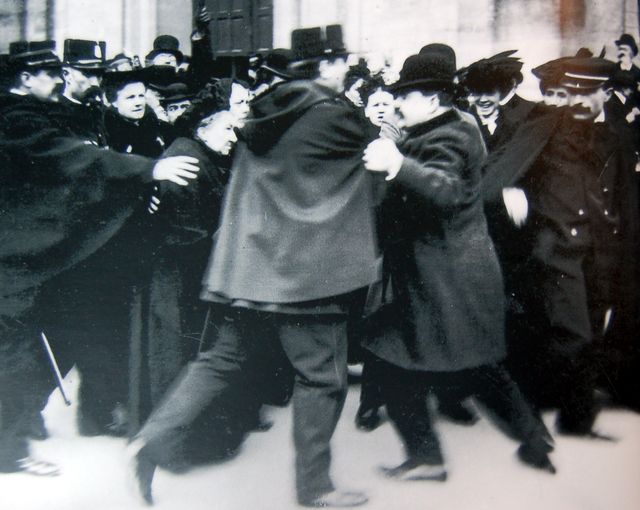 Manifestation devant Notre-Dame des Champs à Paris en 1904 lors du vote de la loi de séparation de l'Église et de l'État