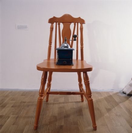 George Brecht, chaise, moulin à café rempli de grains de poivre