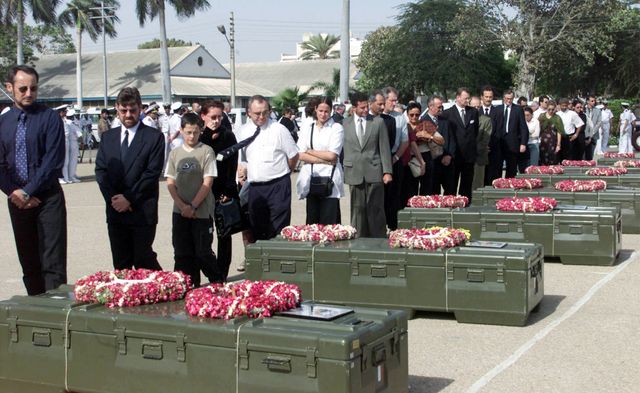 Des diplomates étrangers rendent un dernier hommage à 11 ingénieurs de la marine française lors d'une cérémonie à Karachi