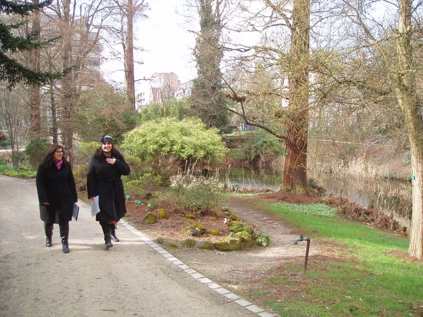 Shirin Khalili et Laura Asther devant l'étang du Jardin botanique de l'université de Strasbourg