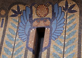 Scarabée bousier qui symbolise le dieu Khépri (le soleil levant) poussant le soleil, depuis la terrasse du Louxor