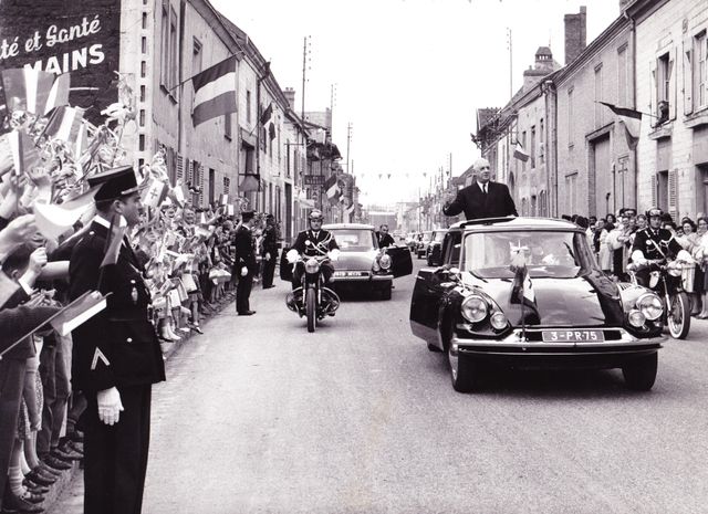 Le général Charles de Gaulle de passage à Isles-sur-Suippe dans la Marne le 22 avril 1963
