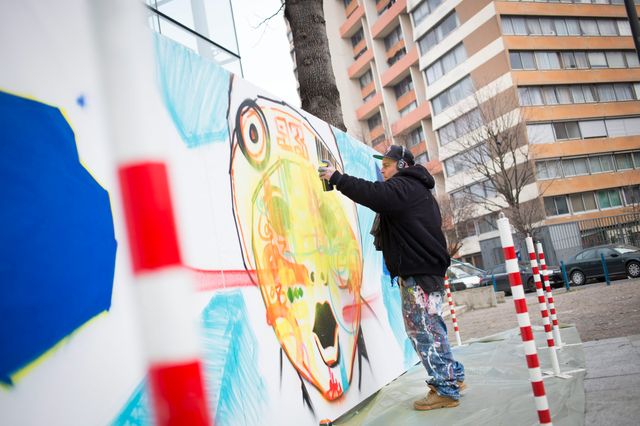 L artiste MARKO93 realise une performance de graff en marge du forum.