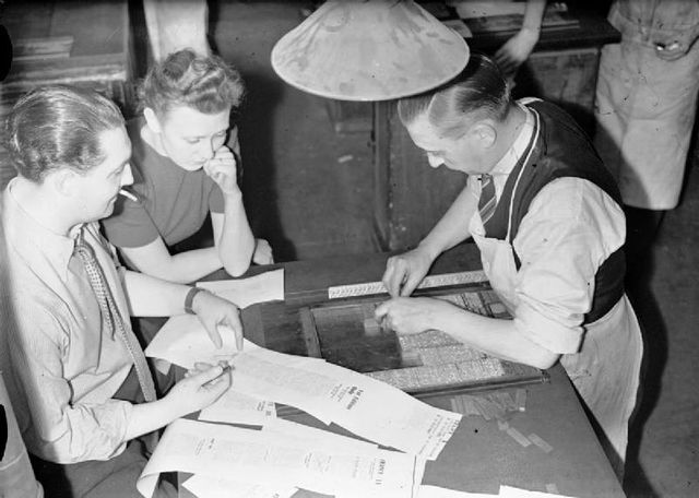 Charles Gombault (à gauche) supervisant la préparation du journal "La France" à Londres en 1942