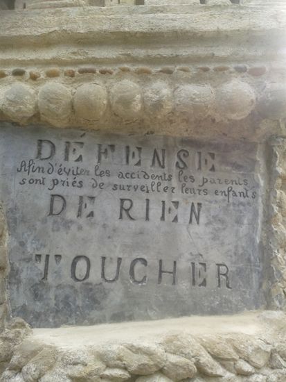 Défense de rien toucher