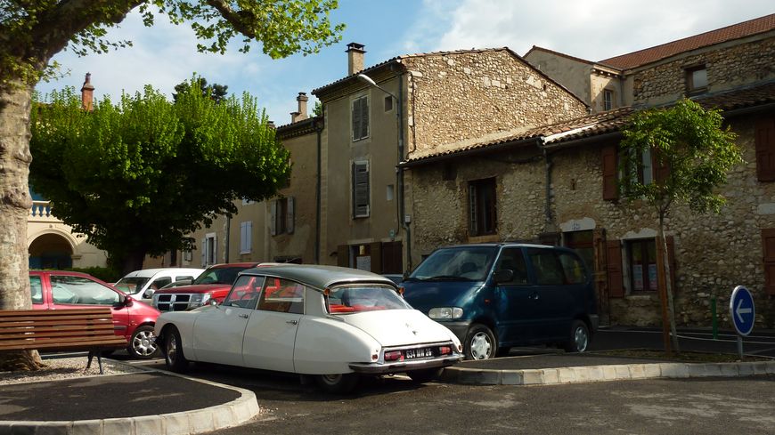 Une vieille Citroën DS dans le centre de Die en Drôme.