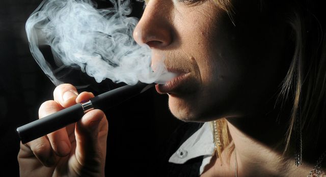 La cigarette électronique pourrait bientôt faire l'objet d'un encadrement plus strict