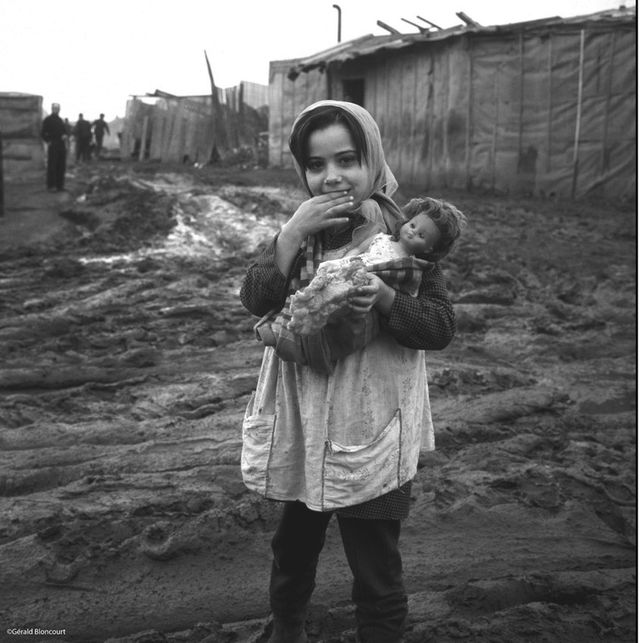 Maria dans un bidonville à Saint-Denis en 1959