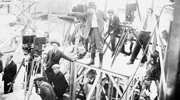 Cecil B. DeMille dirigeant un film en 1920