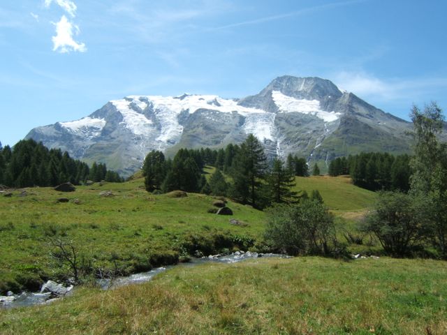 Le hameau du Monal à Sainte-Foy-Tarentaise en Haute-Tarentaise, dans le parc de la Vanoise, en Savoie