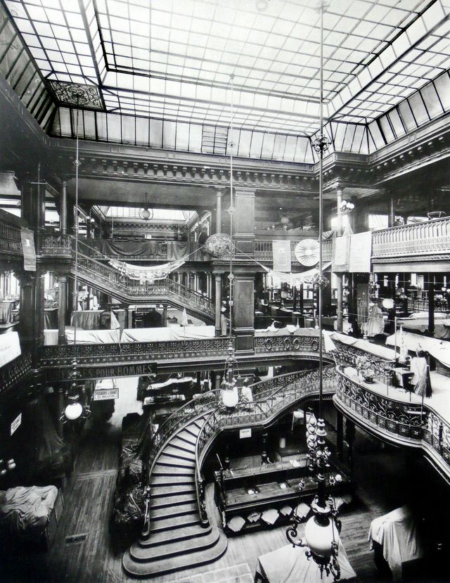 Intérieur du magasin "Le Bon Marché" à Paris vers 1900