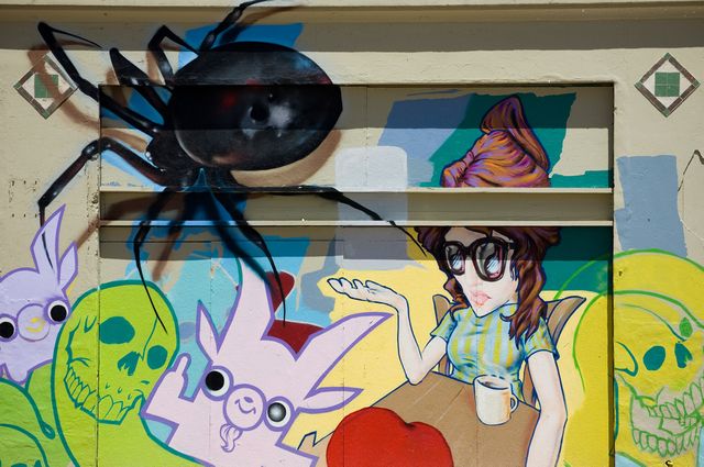 Une fille et une araignée (Girl and a spider)