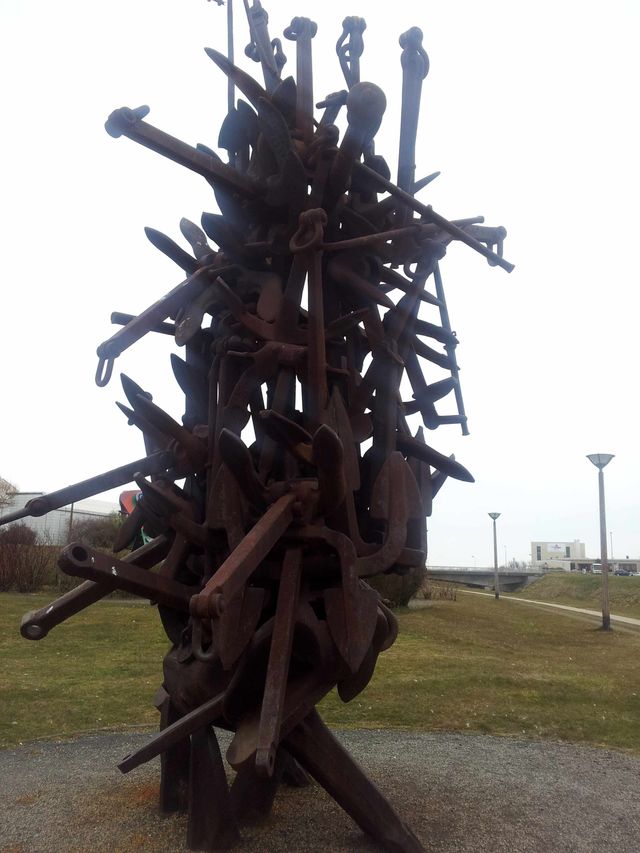 Anchorage (1982 ancres de marine )de ARMAN. accumulation d'ancres de 7 mètres de haut ,les ancres sont d'une centaine de kilos