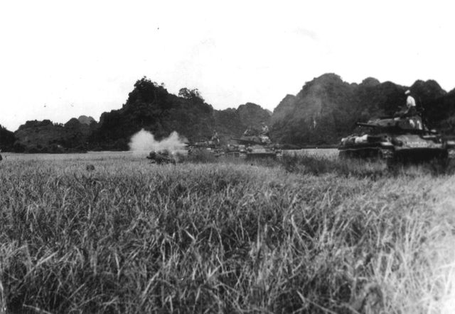Chars légers M24 soutenant l'infanterie à Dien Bien Phu.