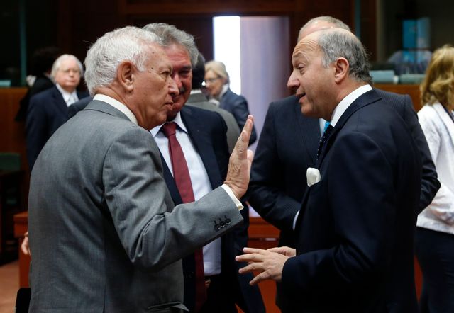 Laurent Fabius, ministre des Affaires Étrangères, en discussion avec son homologue espagnol