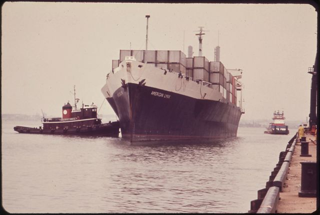 Porte-conteneurs s'amarrant au Dunkal Marine Terminal de Baltimore - avril 1973