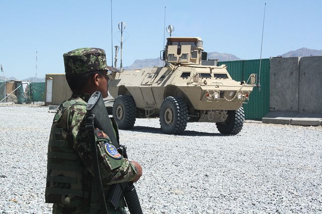 Un militaire afghan en formation dans le camp français