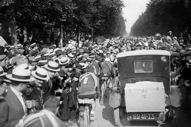 Le peloton dans Saint-Cloud avant l'arrivée à Paris - 22 juillet 1923