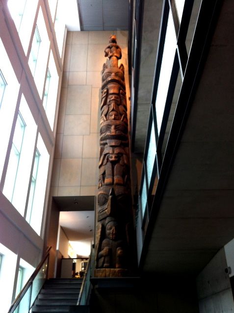 Totem amérindien exposé dans le musée McCord à Montréal.