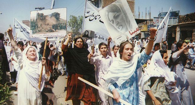 A Peshawar, manifestation de femmes contre les talibans