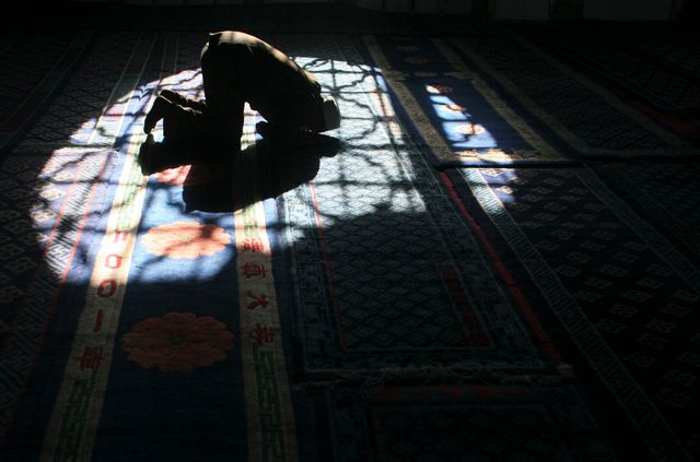 Un musulman prie dans une mosquée à Yinchuan, Chine