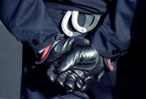 Policier et menottes