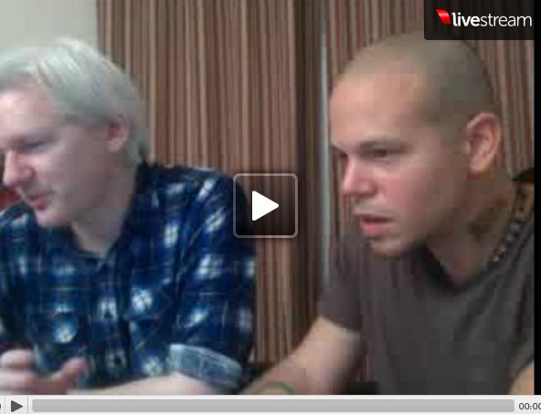 Julian Assange avec le chanteur René Perez