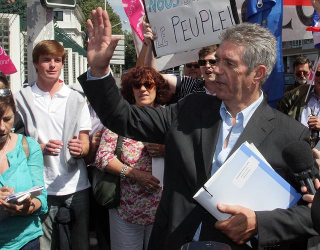 Jean-Michel Colo devant la préfecture de Bayonne