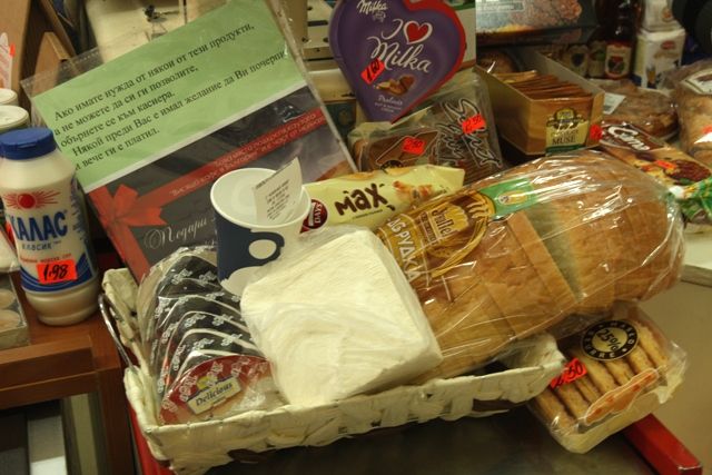 Dans la superette, le panier rempli de nourriture 'suspendue'