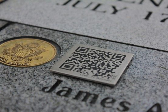 QR code sur une pierre tombale