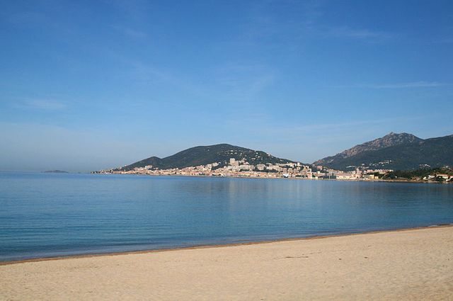 le golfe et la ville d’Ajaccio vus depuis la plage de Ricanto d'Ajaccio (Corse-du-Sud)