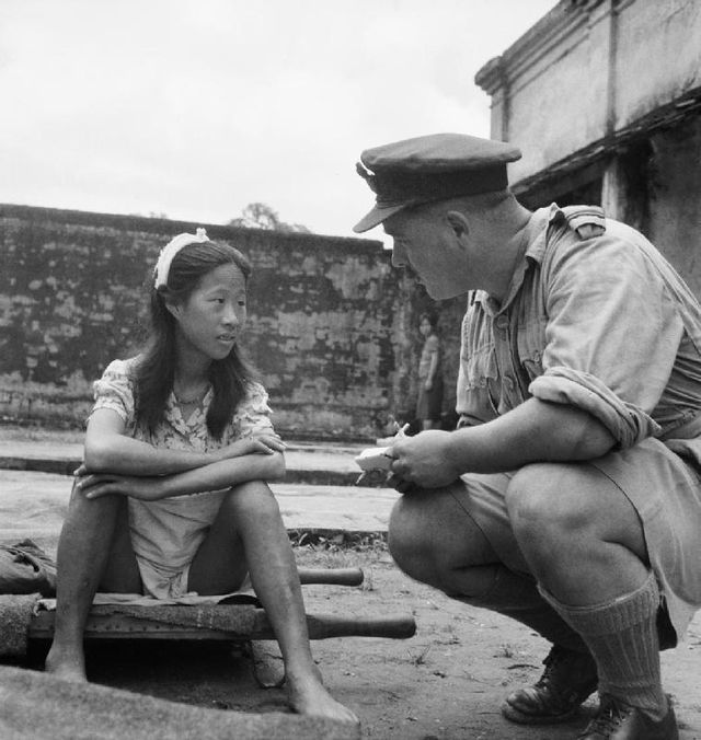 Une jeune Chinoise venant d'un centre de femmes de réconfort attend d'être interrogée dans un camp à Rangoon (8 août 1945