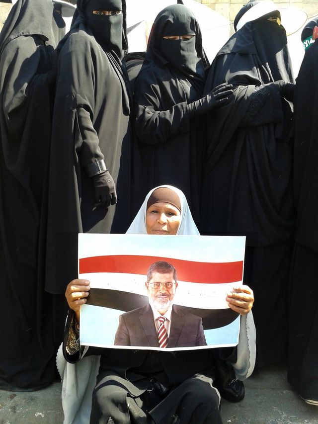 Des femmes manifestent en soutien au président Morsi...