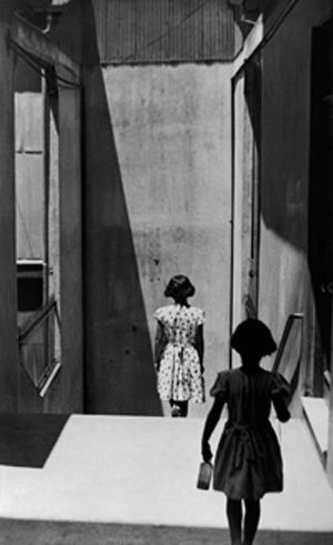 Sergio Larrain - Passage Bavestrello, Valparaiso, Chili, 1952.