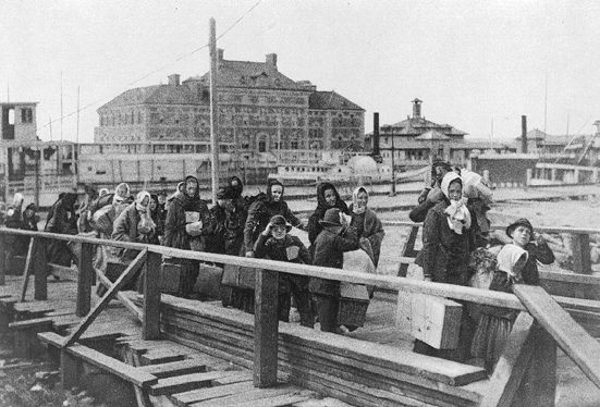 Immigrants européens débarquant à Ellis Island en 1902