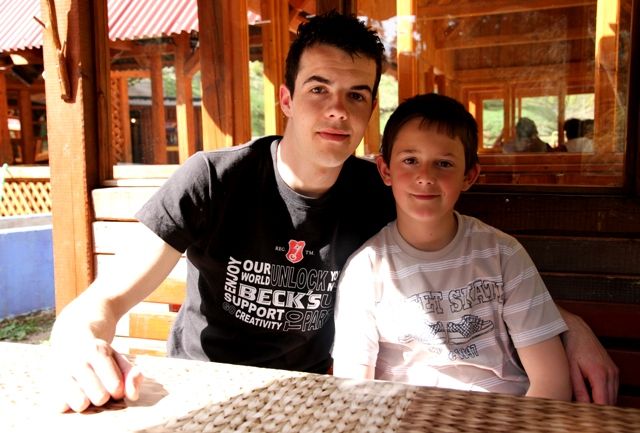 Alen et son petit frère Damir