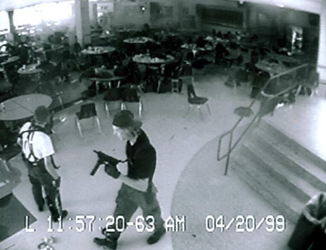 Eric Harris et Dylan Klebold pendant le massacre de Columbine