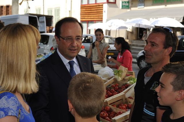 Visite surprise ed François Hollande en Corrèze. Ici sur le marche de Tulle