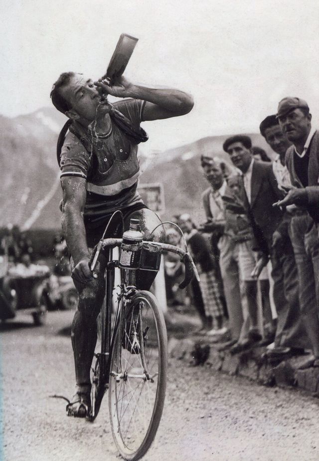Ravitaillement à la volée pour Roger Lapébie (TDF 1937)