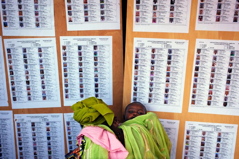A Bamako, les électeurs cherchaient leur nom sur des dizaines de listes affichées sur les murs