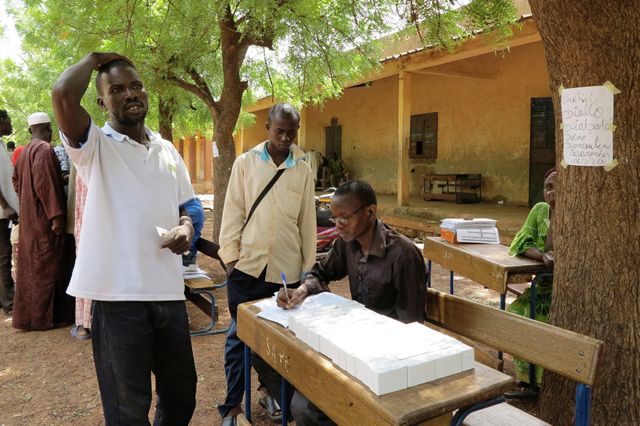Un homme reçoit sa carte électorale au Mali, Senou 29 juin 2013
