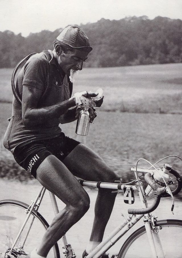 Fausto Coppi se ravitaille (TDF 1949)