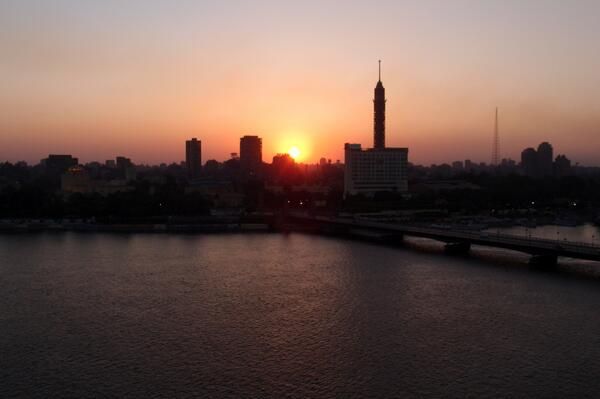 Coucher de soleil sur le Caire où les habitants se pressent pour rentrer chez eux pour se restaurer