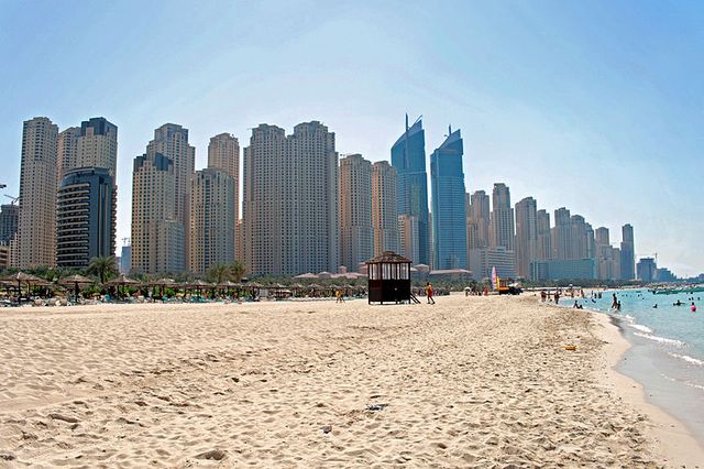 Vue sur les buildings de Dubaï Marina depuis la plage de Jumeirah