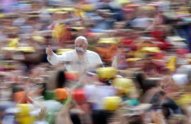 Le Pape au milieu de la foule