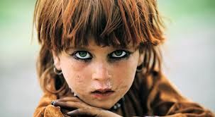 petite fille Afghane photographiée en 2003 - Reza