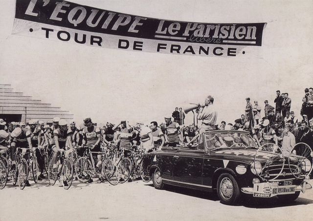 Jacques Goddet donne le départ d'une étape en 1960